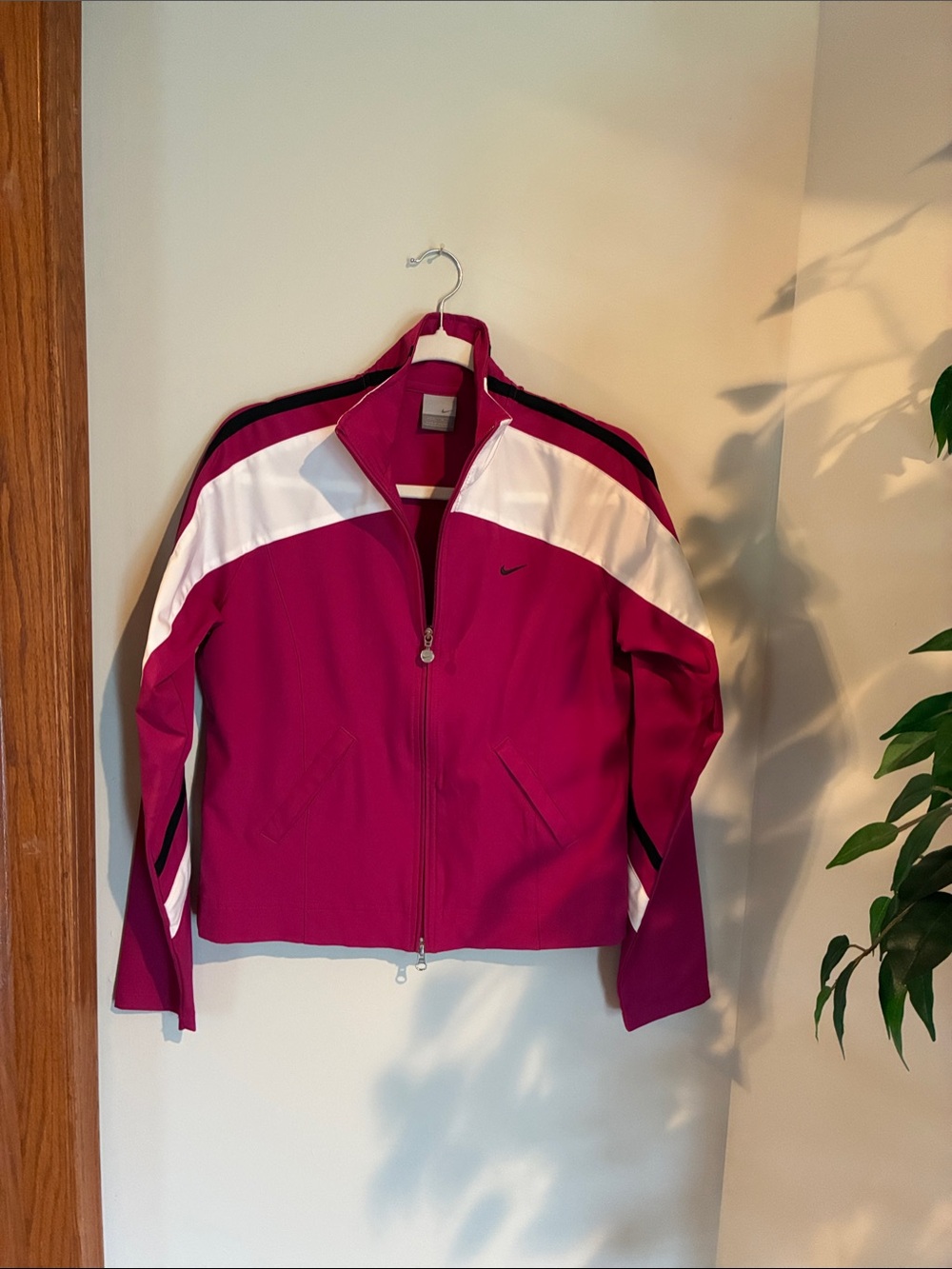 Nike Medium Women’s Pink/Fuchsia Workout Athletic Jacket with B/W Accents.